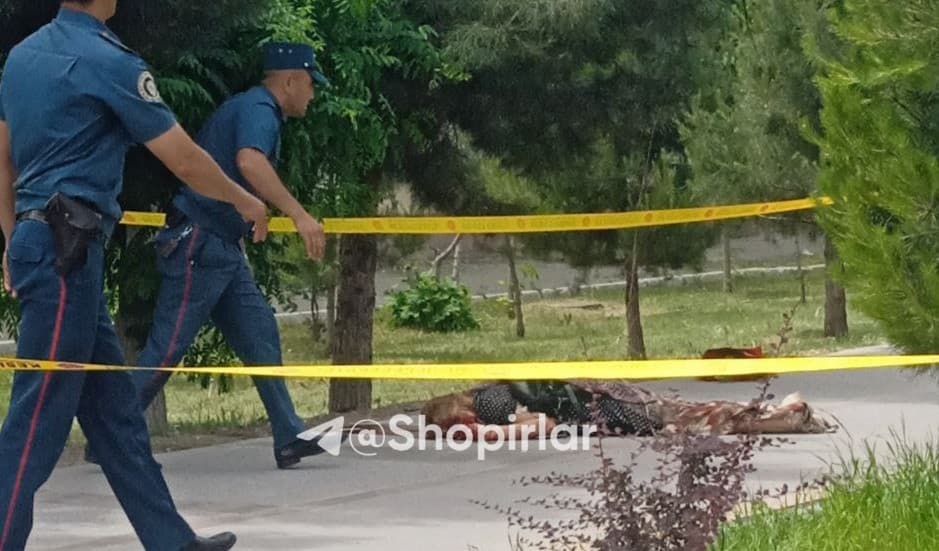 В Намангане на улице посреди дня зарезали девушку