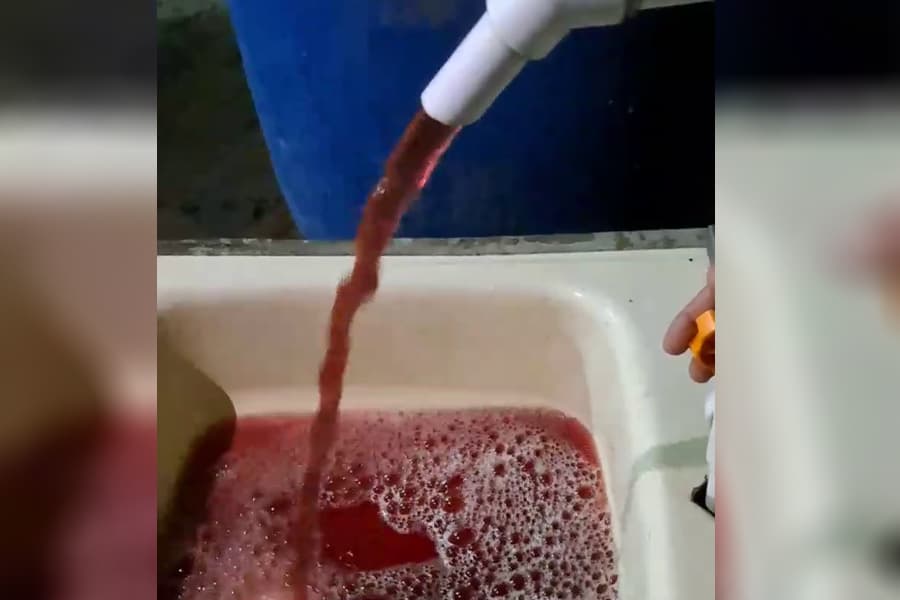В Алмалыке из крана потекла кровавая вода, чиновники дают пояснения