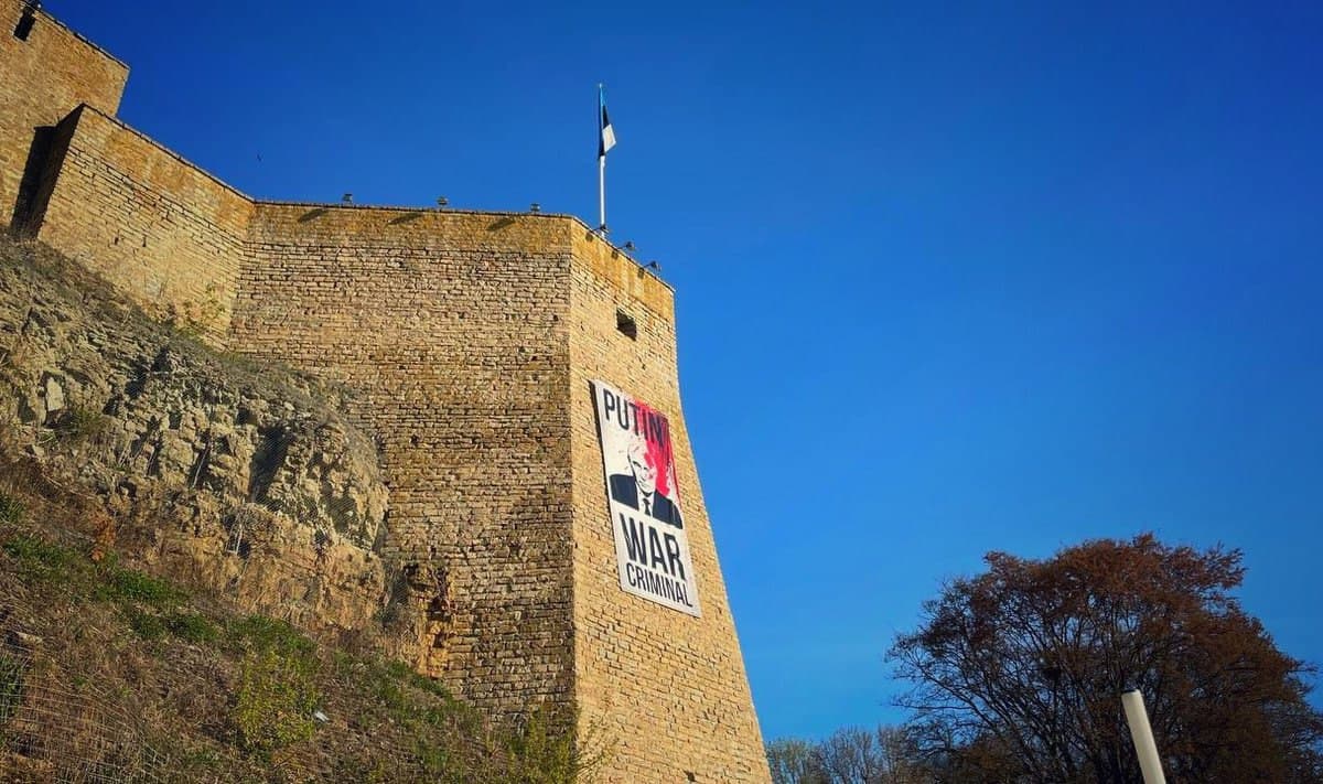 Foto: Estoniyaning çegaradagi qal’asida «Putin - harbiy jinoyatçi» yozuvli banner paydo böldi