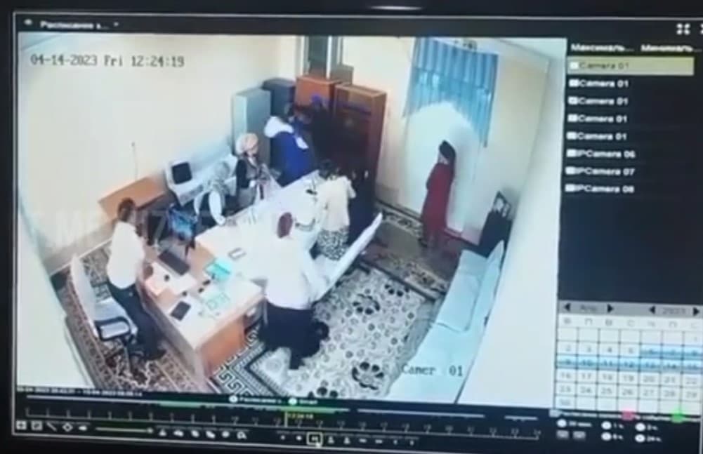 Мужчина избил женщин в школе. Генпрокуратура начала проверку