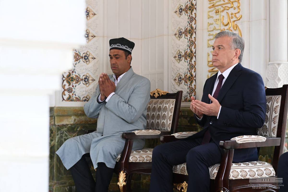 Shavkat Mirziyoyev honors the memory of Islam Karimov