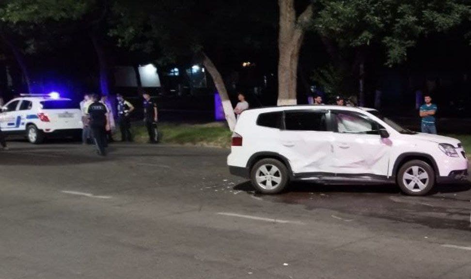 Toshkentda YPXdan qochgan Orlando haydovchisi svetoforda turgan mashinani urib ketdi (video)