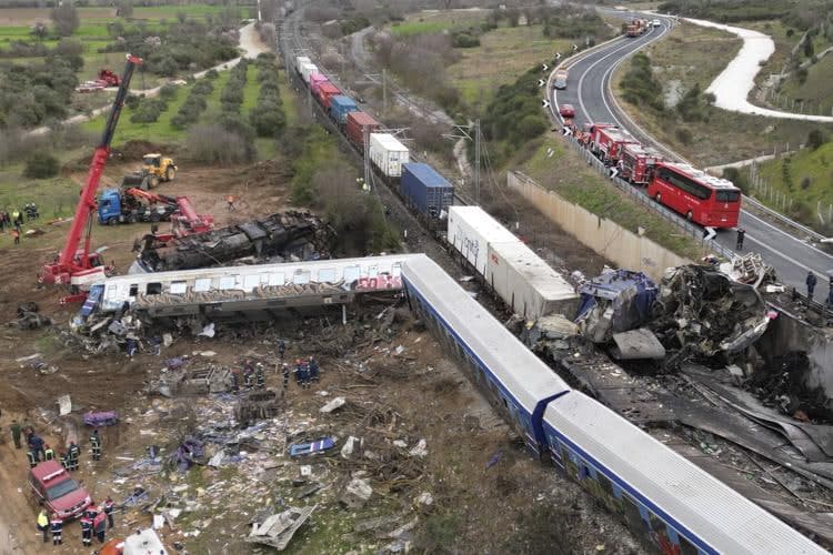 Gretsiyada poyezdlar töqnaşuvi oqibatida halok bölganlar soni ortmoqda