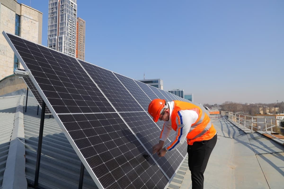 Toshkent davlat iqtisodiyot universitetida muqobil energiya manbalarini o‘rnatish natijasida elektr energiya mustaqilligiga erishildi