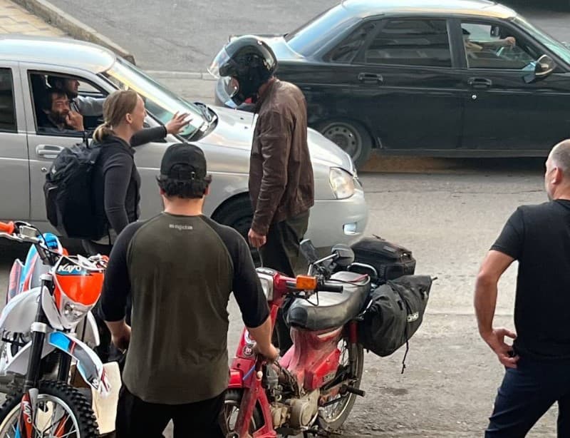 Britaniyalik ayol eski mopedda O‘zbekiston sari yo‘lga chiqdi