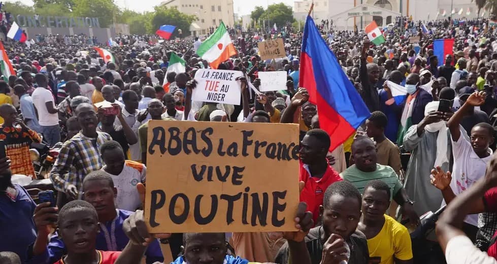 Nigerda xunta tarafdorlari Rossiya bayroqlari bilan ko‘chalarga chiqdi