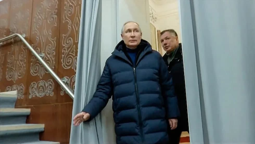 Putin ilk bor Donbassda. U Rossiya vayron qilgan Mariupolda bo‘ldi