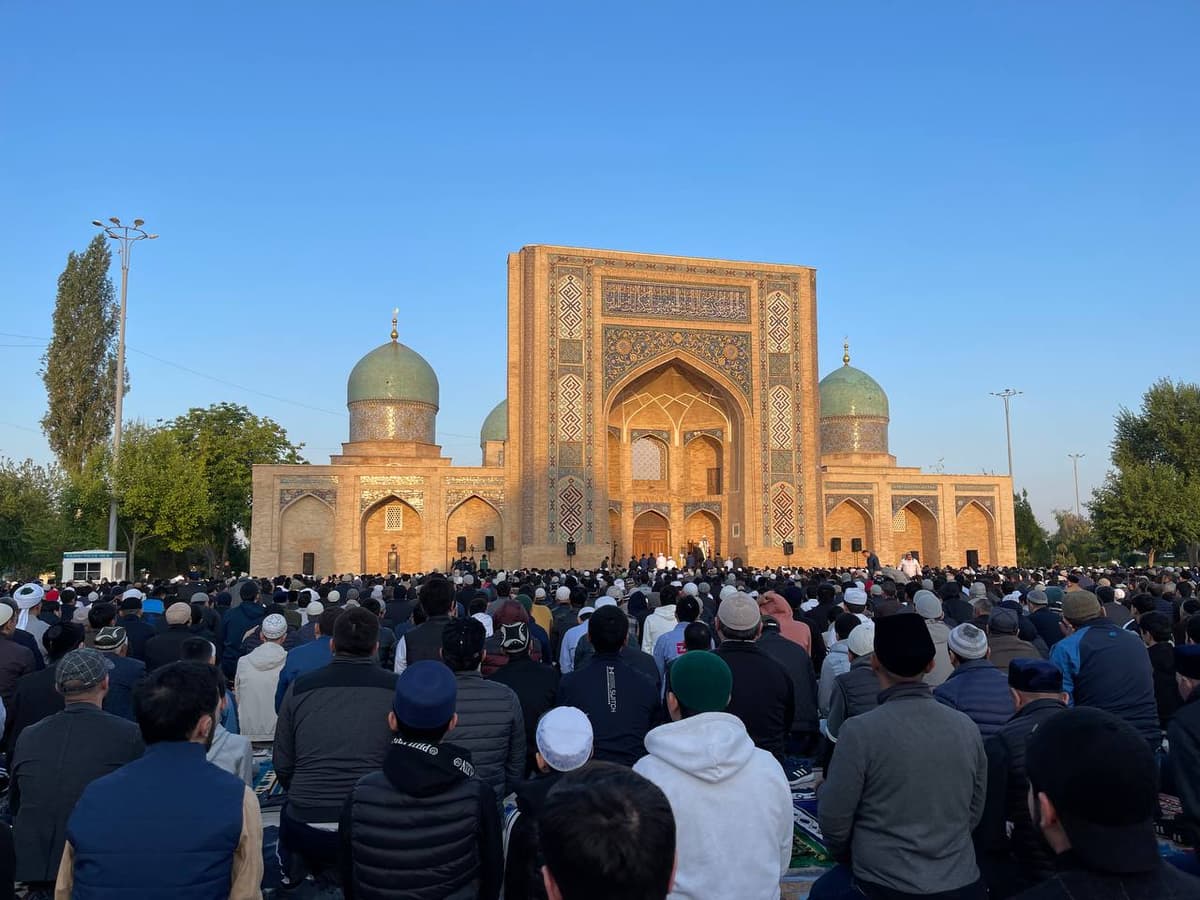 Fotojamlanma: O‘zbekiston masjidlarida Ramazon hayiti shukuhi