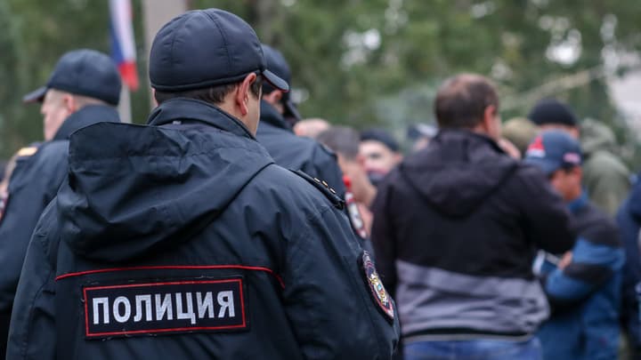 Politsiya Sankt-Peterburgdagi reyddan so‘ng yuzlab migrantni harbiy komissariatga yetkazdi