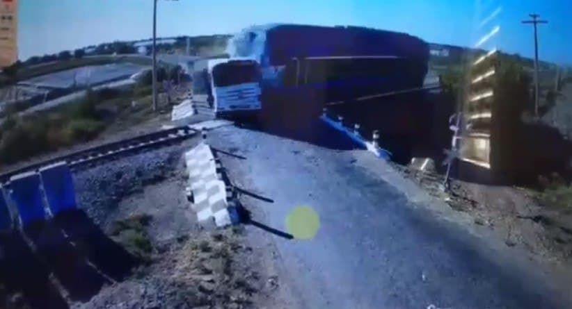Buxoroda yuk mashinasi teplovoz bilan to‘qnashdi. Haydovchi vafot etgan
