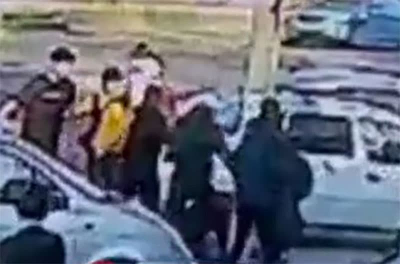 В Ангрене ученики школы устроили драку