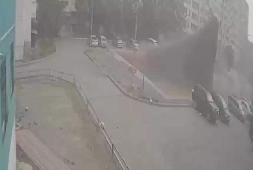 В Казахстане сильный ветер сорвал с площадки покрытие вместе с двумя детьми — видео