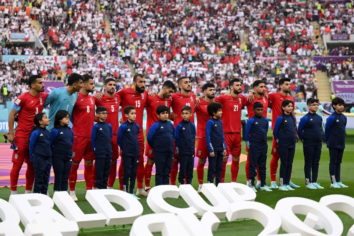 Eronlik futbolchilar madhiyani kuylashmadi. Bu ularning hukumatga norozilik aksiyasi bo‘ldi