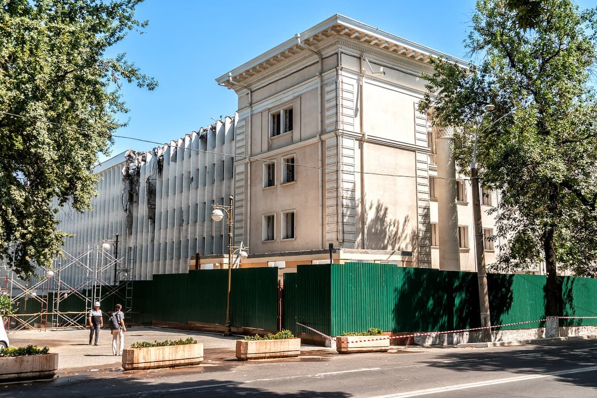 В центре Ташкента начался снос здания бывшей СНБ