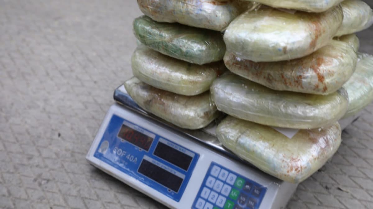 Customs officers detain a truck driver transporting 20 kg of heroin in Tashkent region