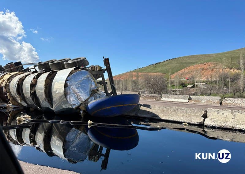 На перевале «Камчик» перевернулась автоцистерна с нефтью