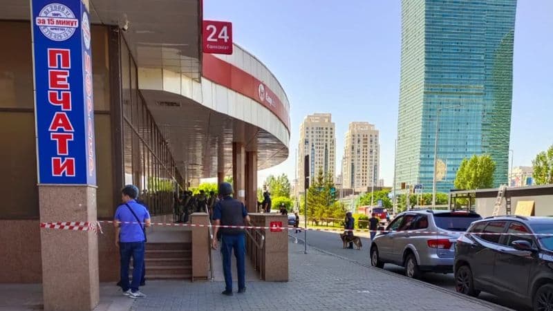 В Астане вооруженный мужчина захватил заложников в отделении банка