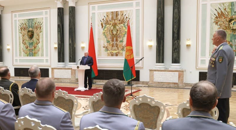 Лукашенко заявил, что во время мятежа в РФ армию Беларуси привели в полную боевую готовность