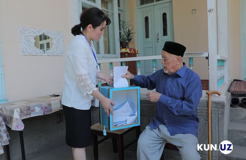 “Ovozimiz muhimligidan xursandmiz” – uchastkaga borolmagan fuqarolarning ovozi ko‘chma qutilarda yig‘ilyapti