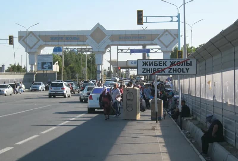 На границе Казахстана с Узбекистаном образовались очереди
