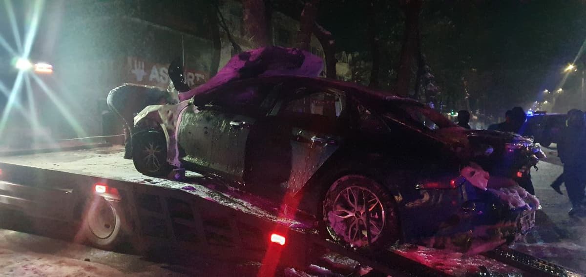 В Юнусабаде KIA K5 загорелась после столкновения с металлическим отбойником