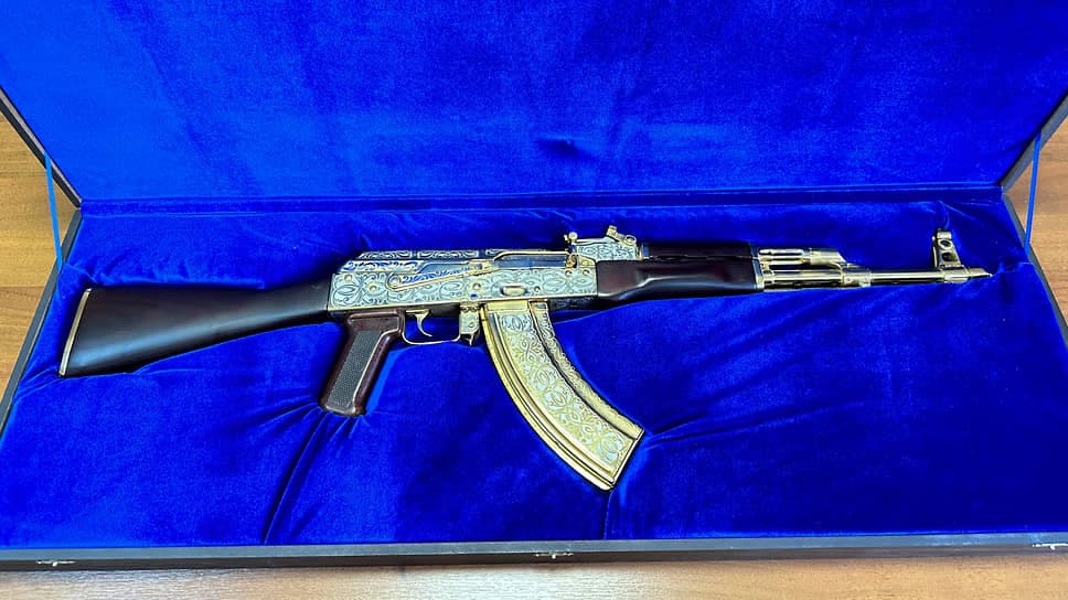 Yekaterinburgdan Toshkentga uchayotgan yo‘lovchining yuklari orasidan oltin avtomat topildi