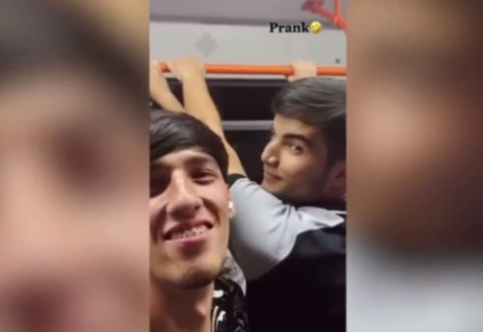 Метро вагонида қизларга шилқимлик қилган 2 талаба 5 суткага қамалди