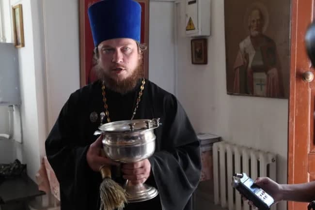 «Десантчи ота». Аёлларни фронт учун кўпроқ туғишга чақирган руҳоний Украинада ҳалок бўлди