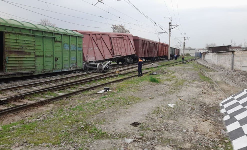 В Ташкенте три вагона грузового поезда сошли с рельсов