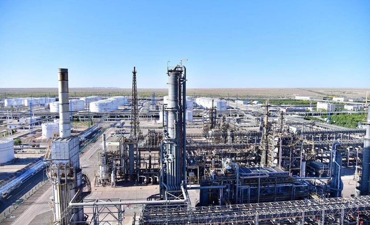 “Özbekneftgaz”: Buxoro neftni qayta işlaş zavodi tomonidan AI-80 markali benzinning sutkalik işlab çiqariş hajmi 2200 tonnadan 2800 tonnaga oşirilmoqda