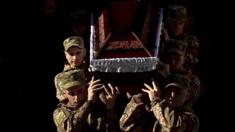 «100 mingdan ança köproq». AQŞ Rossiya va Ukrainaning uruşdagi yöqotişlarini baholadi va muzokaralarga çorladi