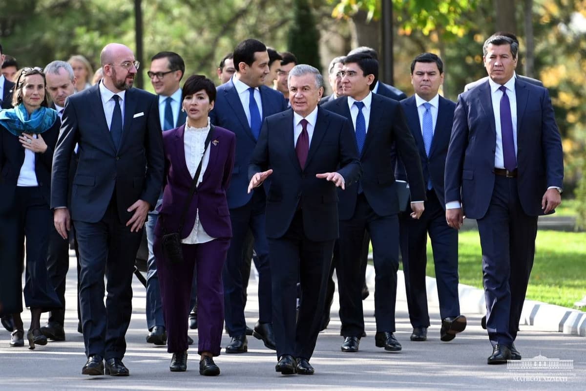 Sharl Mishel «Ko‘ksaroy» qarorgohi Faxriy mehmonlar xiyobonida daraxt ekdi