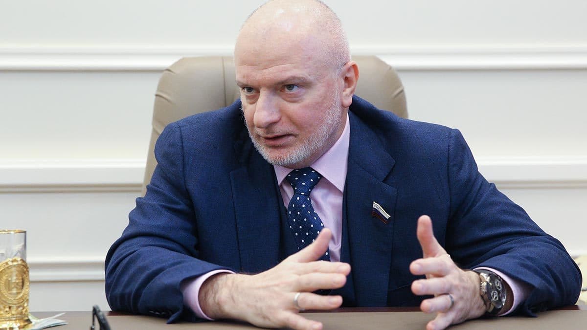 Российский сенатор предложил ввести ограничения для россиян, уехавших после начала мобилизации