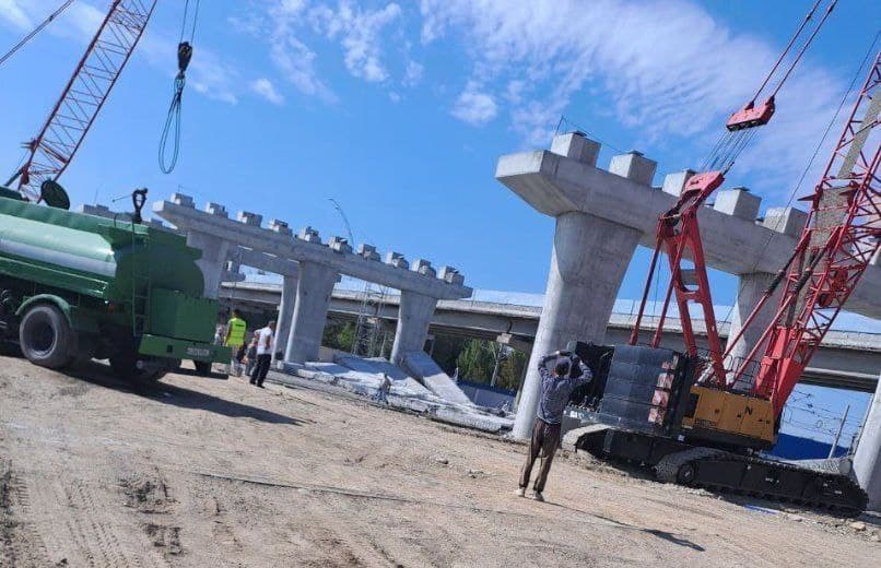 Тошкентда аэропорт яқинида қурилаётган йўл ўтказгичнинг 5 та тўсини қулаб тушди