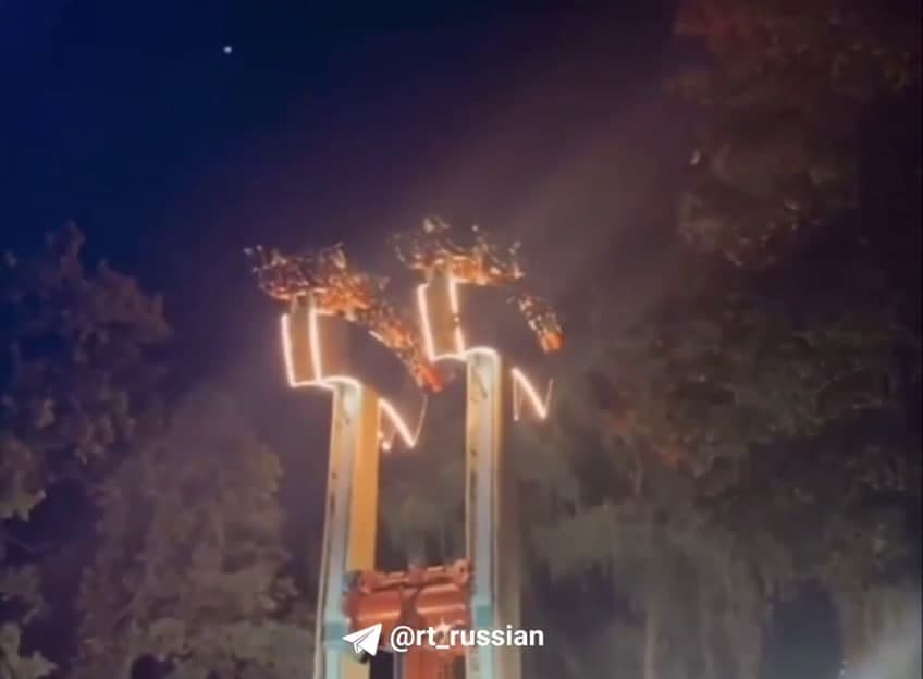 Kanadada attraksion to‘xtab qoldi: odamlar 25 daqiqa oyog‘i osmondan bo‘lib, uning ishlashini kutdi