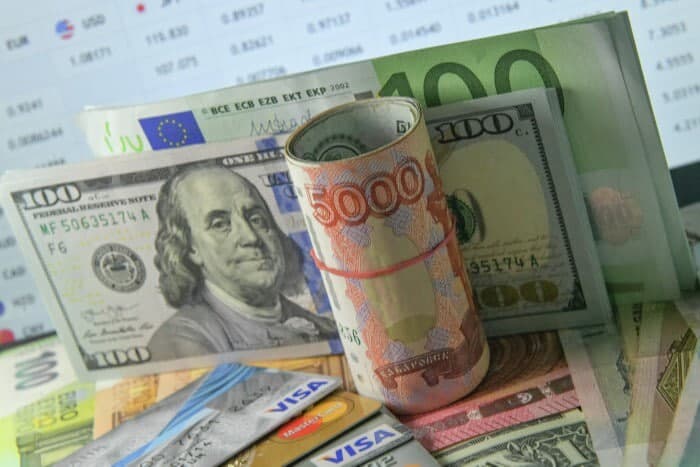Евро и рубль подорожали, доллар подешевел