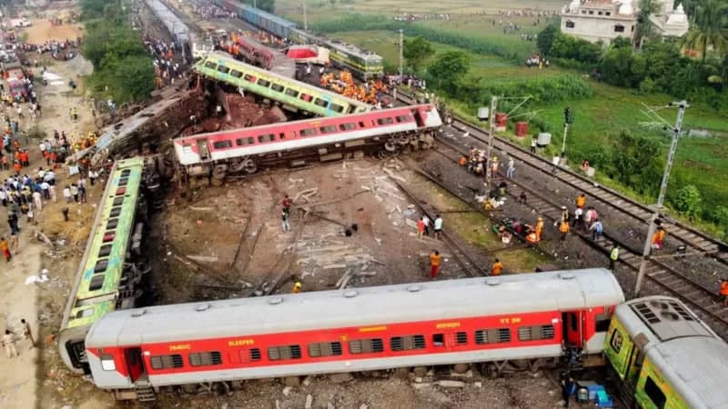 Hindistondagi temiryo‘l halokati tafsilotlari: Modi aybdorlarni jazolashga va’da berdi