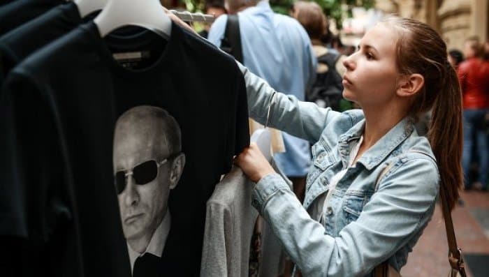 Путиннинг расми туширилган футболка кийиб олган Украинанинг Туркиядаги консули ўз лавозимидан бўшатилди