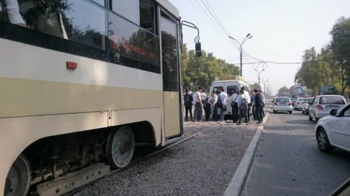 Toshkentda yomg‘irli kunlarda haydovchilar «Novza» metro bekati yaqinida shag‘alga botib qolishdi