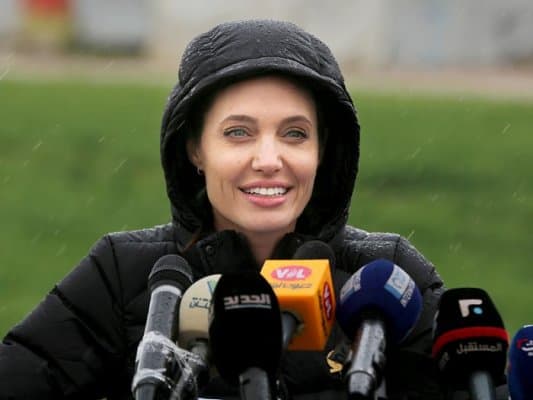 Анжелина Жоли суриялик қочқинлар билан учрашди