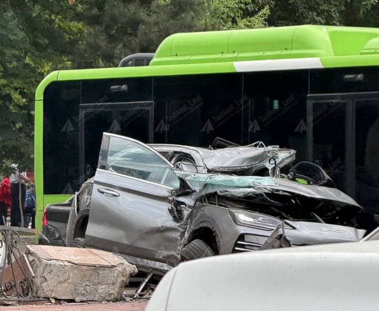 Тошкентда BYD йўловчи автобус билан тўқнашди